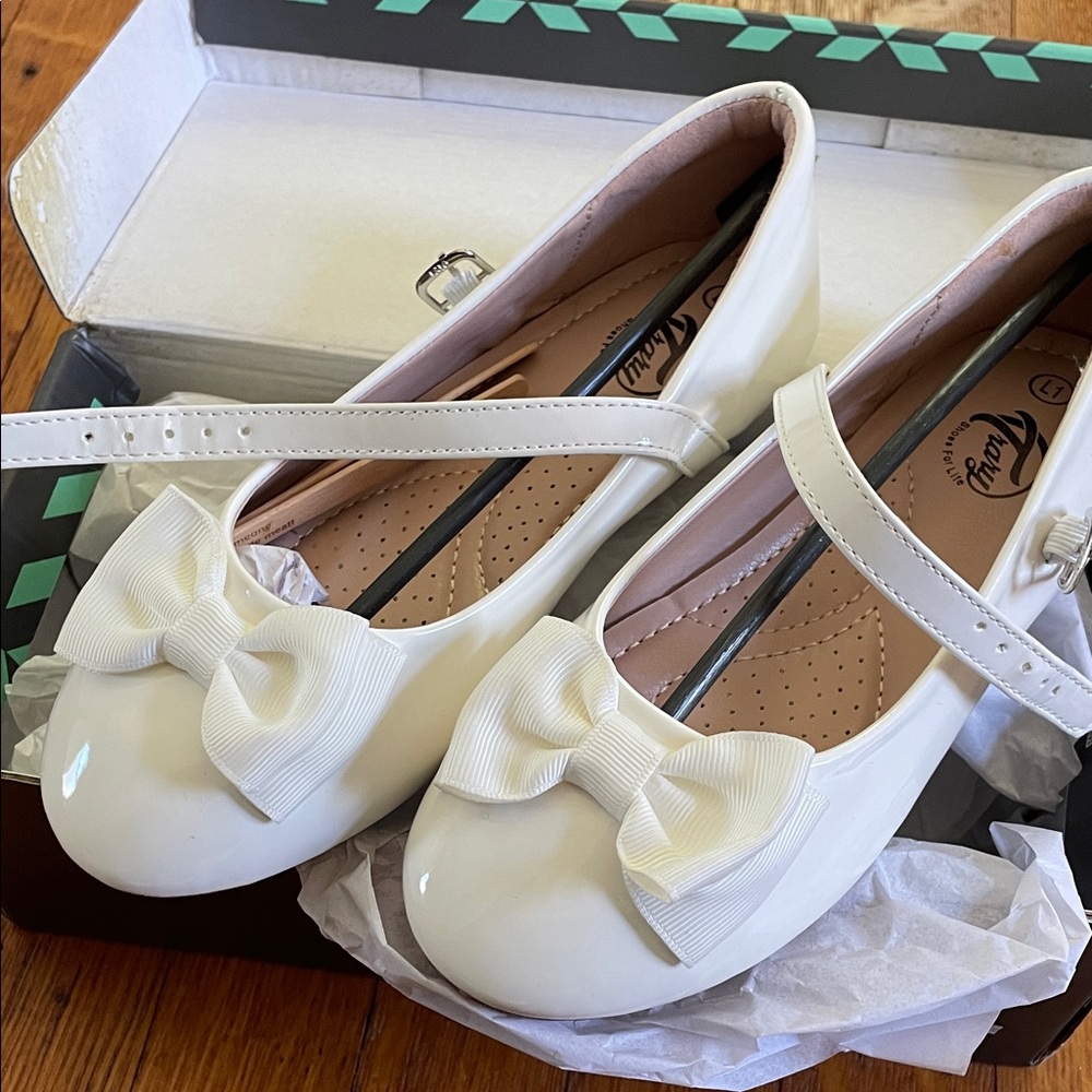 Trary Kids' White Dress Shoes with Bow